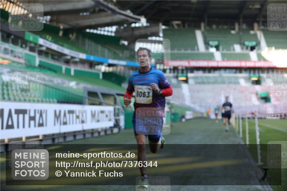 06.10.2024 - 19. swb-Marathon Bremen Yannick Fuchs http://msf.ph/oto/7376344 06.10.2024 10:18:02 Laufen im Stadion 8371, 8500, 8513, 8780, 8846, 9039, 9063 meine-sportfotos.de