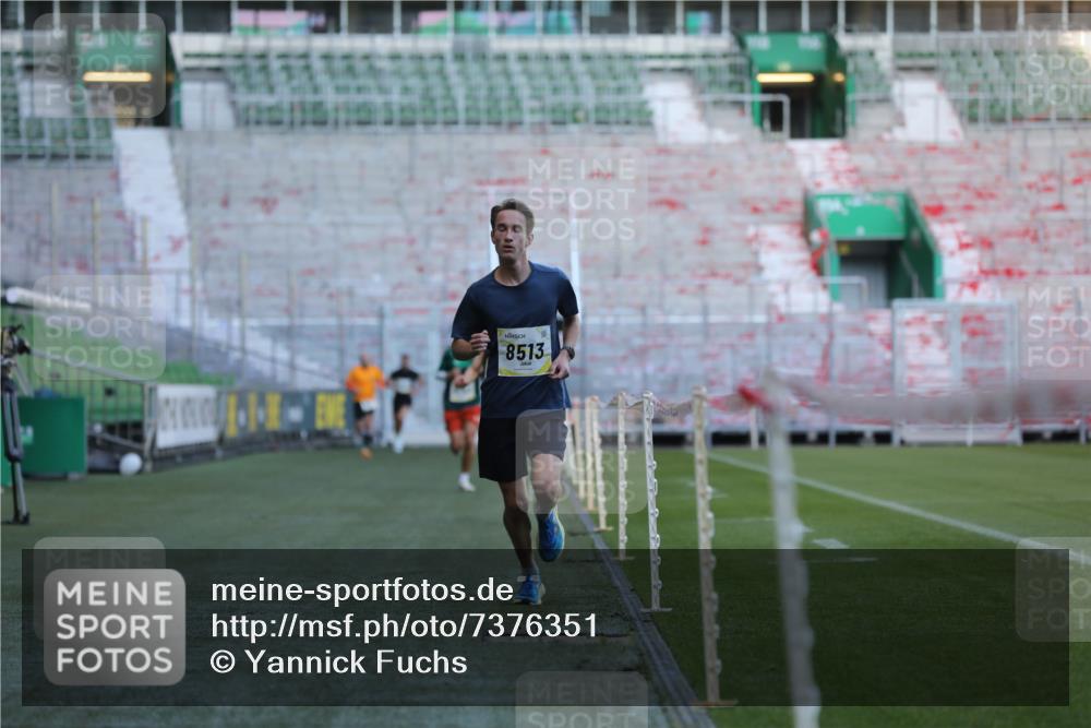 06.10.2024 - 19. swb-Marathon Bremen Yannick Fuchs http://msf.ph/oto/7376351 06.10.2024 10:18:04 Laufen im Stadion 8371, 8500, 8513, 8780, 8846, 9039, 9063 meine-sportfotos.de