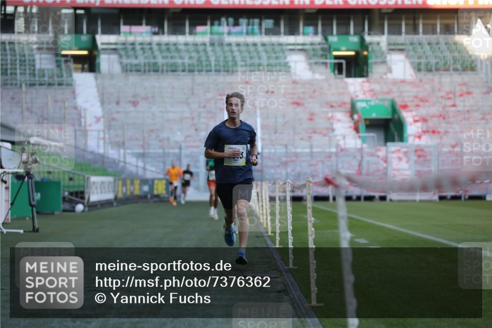 06.10.2024 - 19. swb-Marathon Bremen Yannick Fuchs http://msf.ph/oto/7376362 06.10.2024 10:18:04 Laufen im Stadion 8371, 8500, 8513, 8780, 8846, 9039, 9063 meine-sportfotos.de