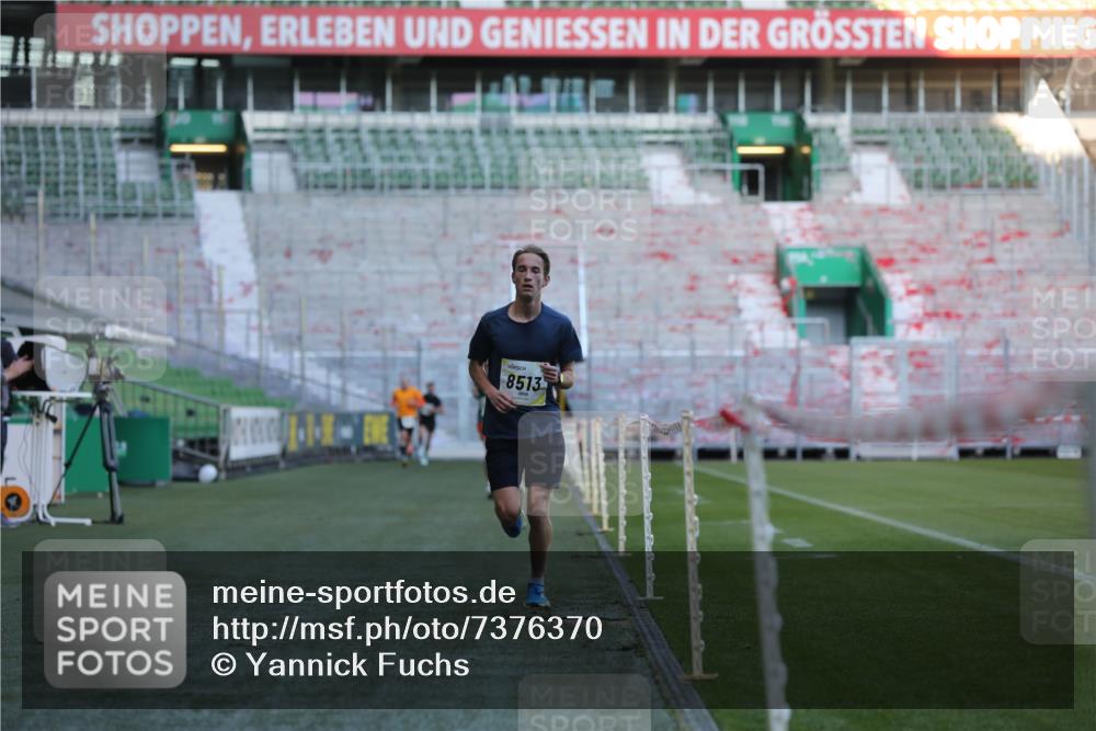 06.10.2024 - 19. swb-Marathon Bremen Yannick Fuchs http://msf.ph/oto/7376370 06.10.2024 10:18:04 Laufen im Stadion 8371, 8500, 8513, 8780, 8846, 9039, 9063 meine-sportfotos.de