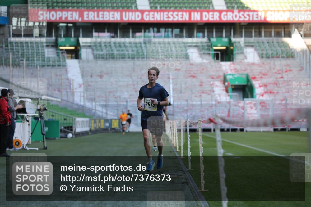 06.10.2024 - 19. swb-Marathon Bremen Yannick Fuchs http://msf.ph/oto/7376373 06.10.2024 10:18:04 Laufen im Stadion 8371, 8500, 8513, 8780, 8846, 9039, 9063 meine-sportfotos.de