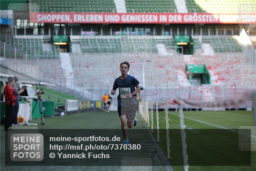 06.10.2024 - 19. swb-Marathon Bremen Yannick Fuchs http://msf.ph/oto/7376380 06.10.2024 10:18:04 Laufen im Stadion 8371, 8500, 8513, 8780, 8846, 9039, 9063 meine-sportfotos.de
