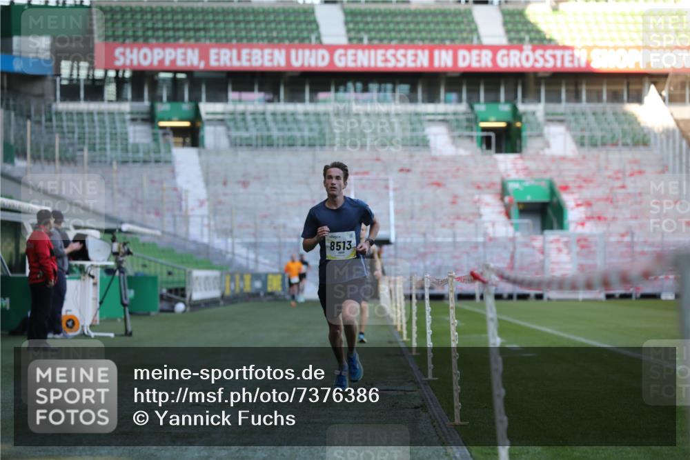 06.10.2024 - 19. swb-Marathon Bremen Yannick Fuchs http://msf.ph/oto/7376386 06.10.2024 10:18:04 Laufen im Stadion 8371, 8500, 8513, 8780, 8846, 9039, 9063 meine-sportfotos.de