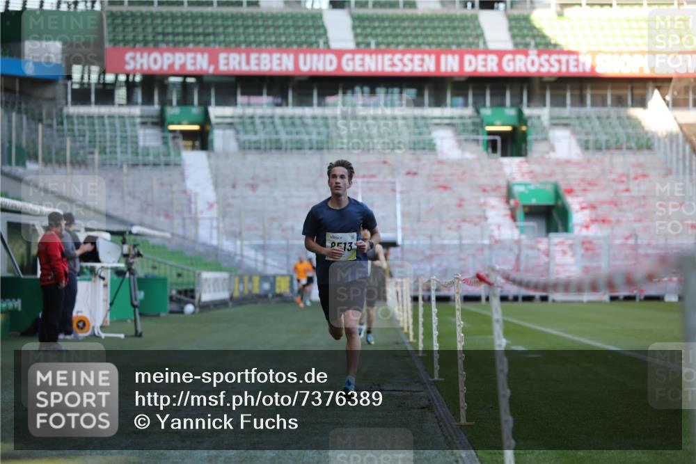 06.10.2024 - 19. swb-Marathon Bremen Yannick Fuchs http://msf.ph/oto/7376389 06.10.2024 10:18:04 Laufen im Stadion 8371, 8500, 8513, 8780, 8846, 9039, 9063 meine-sportfotos.de