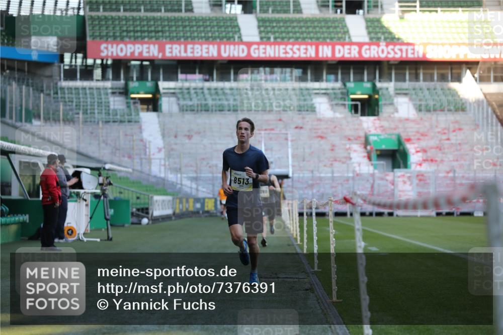 06.10.2024 - 19. swb-Marathon Bremen Yannick Fuchs http://msf.ph/oto/7376391 06.10.2024 10:18:05 Laufen im Stadion 8371, 8513, 8780, 8846, 9063 meine-sportfotos.de