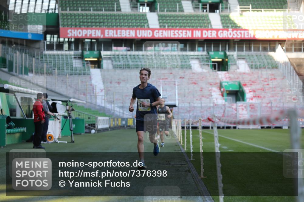 06.10.2024 - 19. swb-Marathon Bremen Yannick Fuchs http://msf.ph/oto/7376398 06.10.2024 10:18:05 Laufen im Stadion 8371, 8513, 8780, 8846, 9063 meine-sportfotos.de