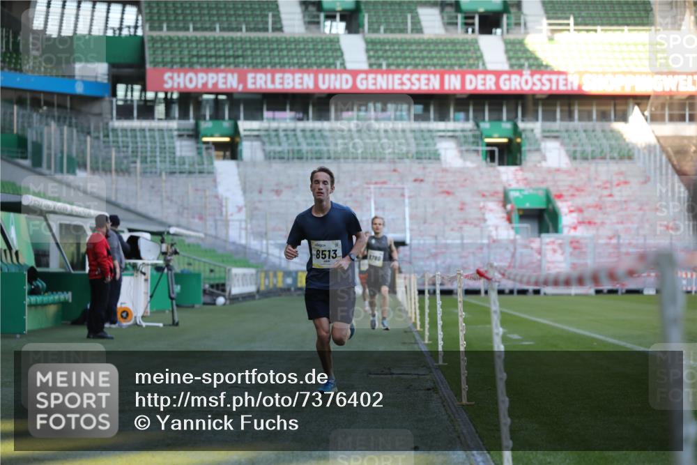 06.10.2024 - 19. swb-Marathon Bremen Yannick Fuchs http://msf.ph/oto/7376402 06.10.2024 10:18:05 Laufen im Stadion 8371, 8513, 8780, 8846, 9063 meine-sportfotos.de