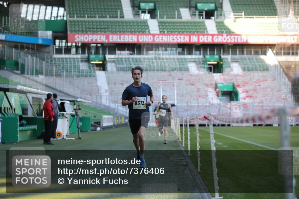 06.10.2024 - 19. swb-Marathon Bremen Yannick Fuchs http://msf.ph/oto/7376406 06.10.2024 10:18:05 Laufen im Stadion 8371, 8513, 8780, 8846, 9063 meine-sportfotos.de