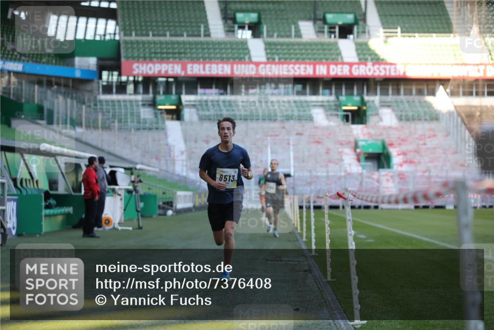 06.10.2024 - 19. swb-Marathon Bremen Yannick Fuchs http://msf.ph/oto/7376408 06.10.2024 10:18:05 Laufen im Stadion 8371, 8513, 8780, 8846, 9063 meine-sportfotos.de