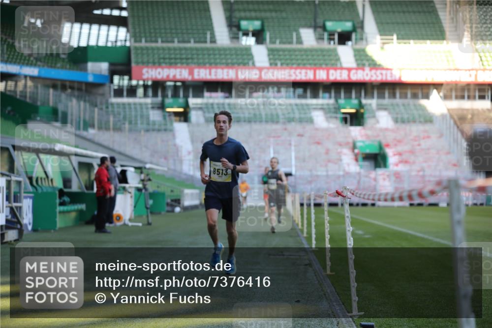 06.10.2024 - 19. swb-Marathon Bremen Yannick Fuchs http://msf.ph/oto/7376416 06.10.2024 10:18:05 Laufen im Stadion 8371, 8513, 8780, 8846, 9063 meine-sportfotos.de