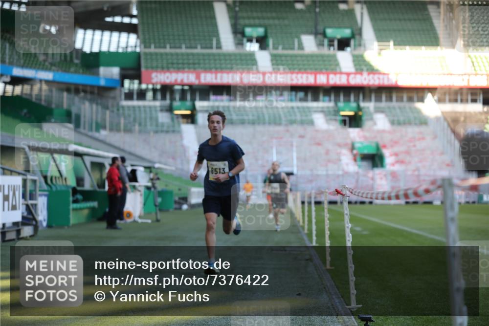 06.10.2024 - 19. swb-Marathon Bremen Yannick Fuchs http://msf.ph/oto/7376422 06.10.2024 10:18:05 Laufen im Stadion 8371, 8513, 8780, 8846, 9063 meine-sportfotos.de