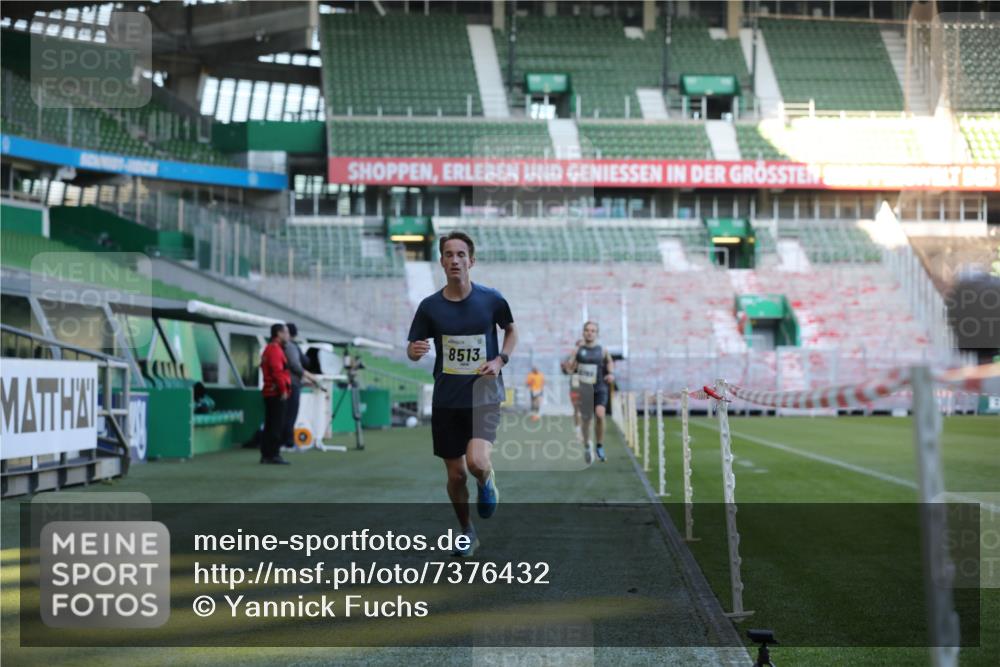 06.10.2024 - 19. swb-Marathon Bremen Yannick Fuchs http://msf.ph/oto/7376432 06.10.2024 10:18:06 Laufen im Stadion 8371, 8513, 8753, 8780, 8846, 9063 meine-sportfotos.de