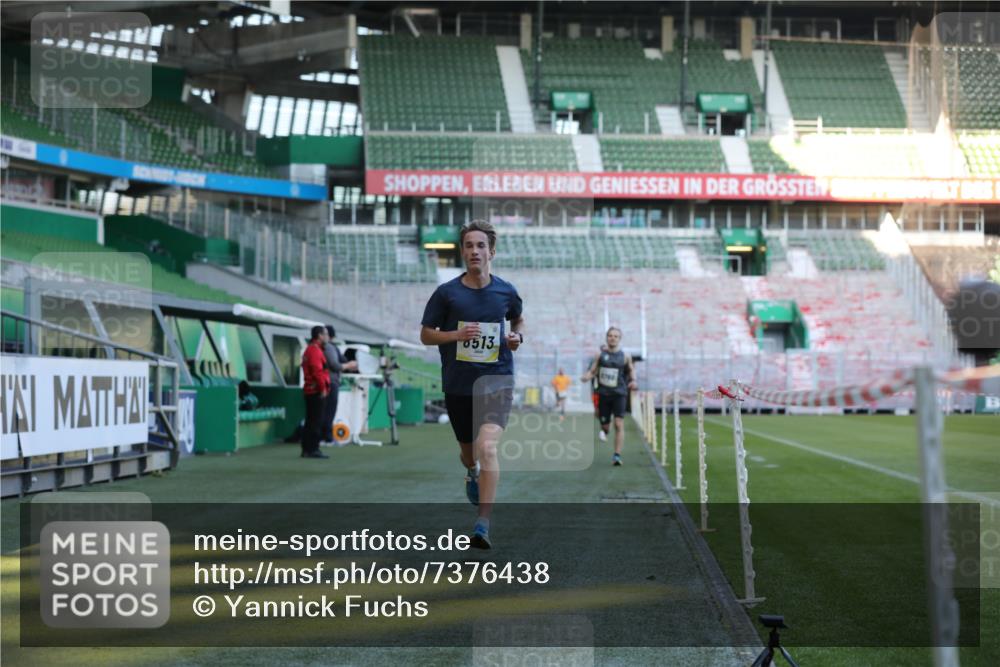 06.10.2024 - 19. swb-Marathon Bremen Yannick Fuchs http://msf.ph/oto/7376438 06.10.2024 10:18:06 Laufen im Stadion 8371, 8513, 8753, 8780, 8846, 9063 meine-sportfotos.de