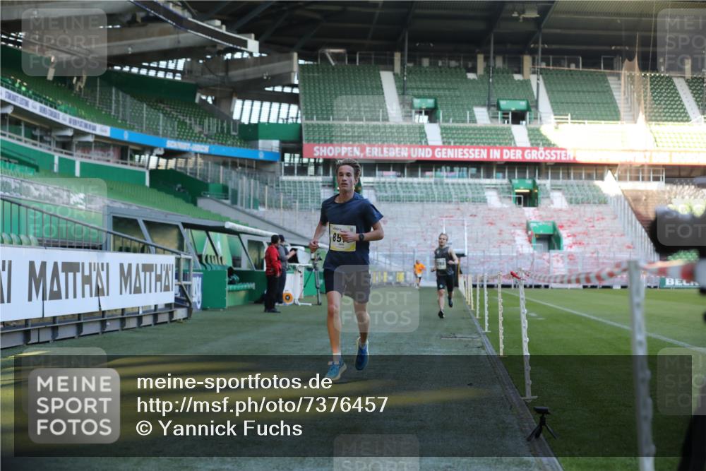 06.10.2024 - 19. swb-Marathon Bremen Yannick Fuchs http://msf.ph/oto/7376457 06.10.2024 10:18:06 Laufen im Stadion 8371, 8513, 8753, 8780, 8846, 9063 meine-sportfotos.de