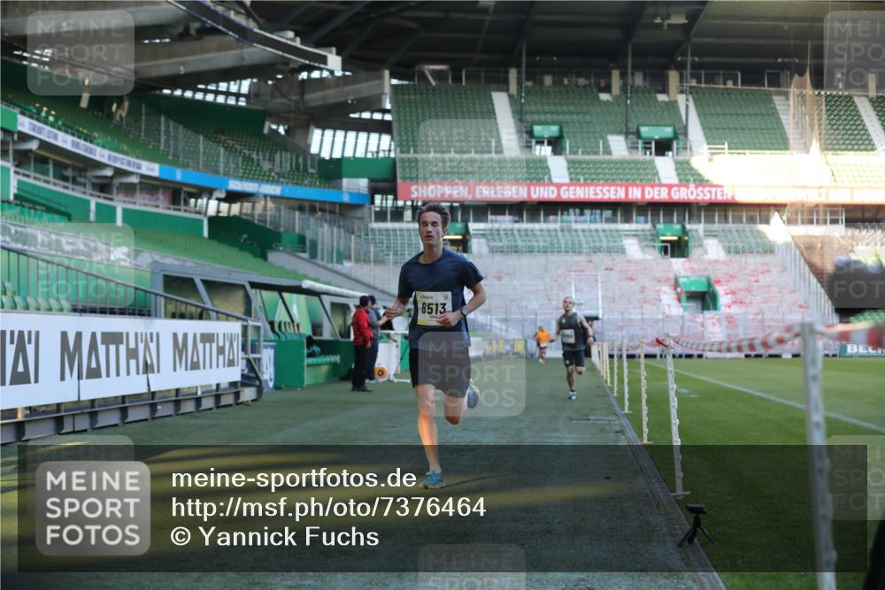 06.10.2024 - 19. swb-Marathon Bremen Yannick Fuchs http://msf.ph/oto/7376464 06.10.2024 10:18:06 Laufen im Stadion 8371, 8513, 8753, 8780, 8846, 9063 meine-sportfotos.de