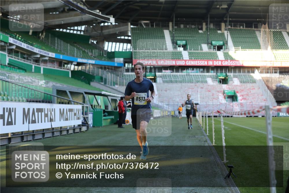 06.10.2024 - 19. swb-Marathon Bremen Yannick Fuchs http://msf.ph/oto/7376472 06.10.2024 10:18:06 Laufen im Stadion 8371, 8513, 8753, 8780, 8846, 9063 meine-sportfotos.de