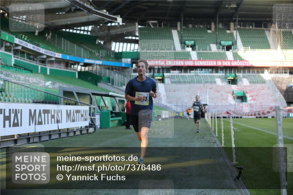 06.10.2024 - 19. swb-Marathon Bremen Yannick Fuchs http://msf.ph/oto/7376486 06.10.2024 10:18:06 Laufen im Stadion 8371, 8513, 8753, 8780, 8846, 9063 meine-sportfotos.de