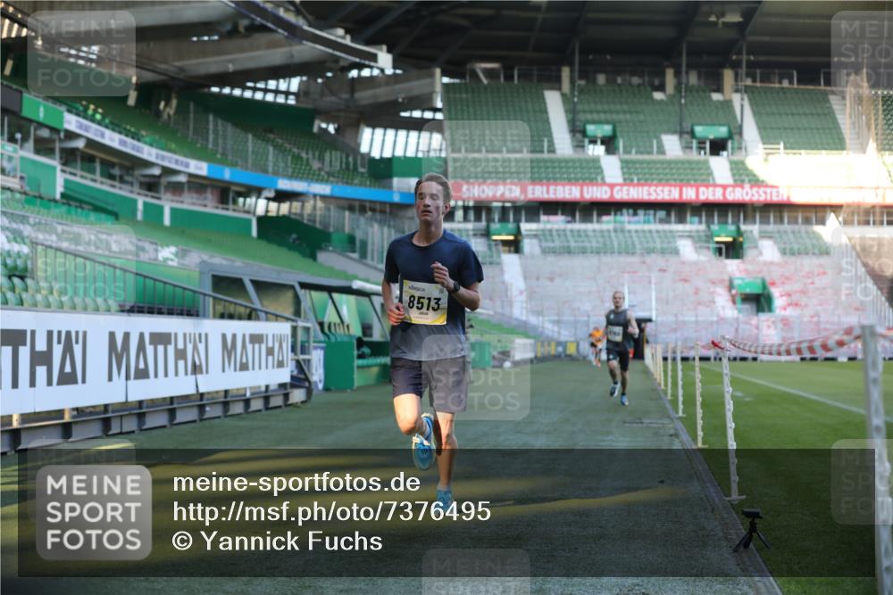 06.10.2024 - 19. swb-Marathon Bremen Yannick Fuchs http://msf.ph/oto/7376495 06.10.2024 10:18:06 Laufen im Stadion 8371, 8513, 8753, 8780, 8846, 9063 meine-sportfotos.de