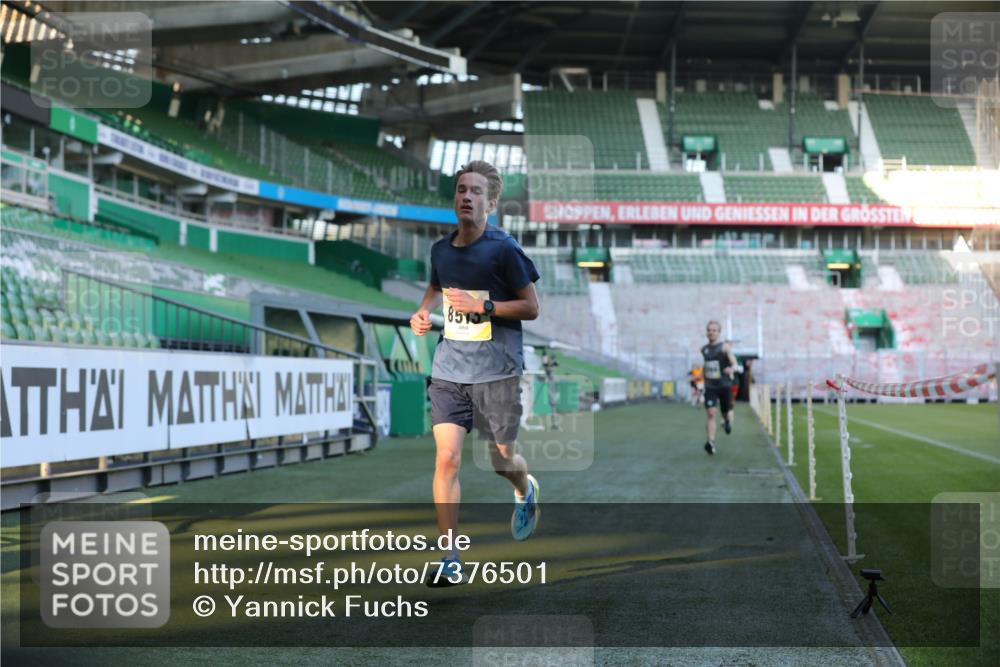 06.10.2024 - 19. swb-Marathon Bremen Yannick Fuchs http://msf.ph/oto/7376501 06.10.2024 10:18:07 Laufen im Stadion 8371, 8513, 8753, 8780, 8846, 9063 meine-sportfotos.de