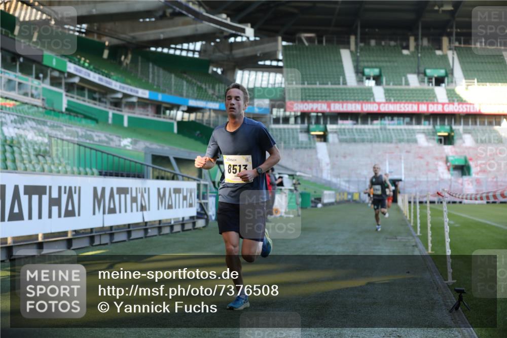 06.10.2024 - 19. swb-Marathon Bremen Yannick Fuchs http://msf.ph/oto/7376508 06.10.2024 10:18:07 Laufen im Stadion 8371, 8513, 8753, 8780, 8846, 9063 meine-sportfotos.de