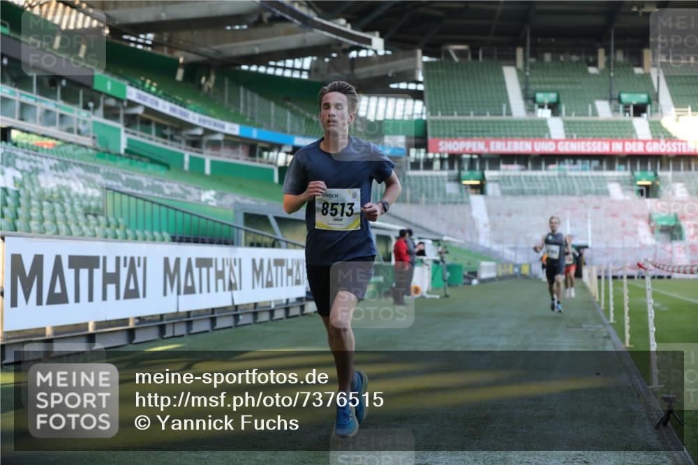 06.10.2024 - 19. swb-Marathon Bremen Yannick Fuchs http://msf.ph/oto/7376515 06.10.2024 10:18:07 Laufen im Stadion 8371, 8513, 8753, 8780, 8846, 9063 meine-sportfotos.de