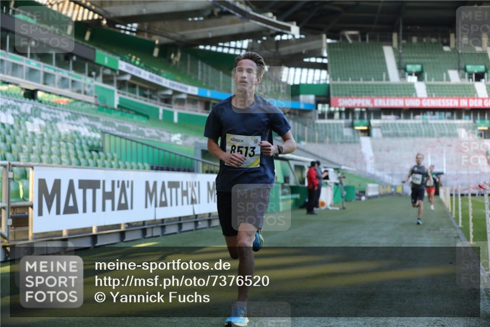 06.10.2024 - 19. swb-Marathon Bremen Yannick Fuchs http://msf.ph/oto/7376520 06.10.2024 10:18:07 Laufen im Stadion 8371, 8513, 8753, 8780, 8846, 9063 meine-sportfotos.de