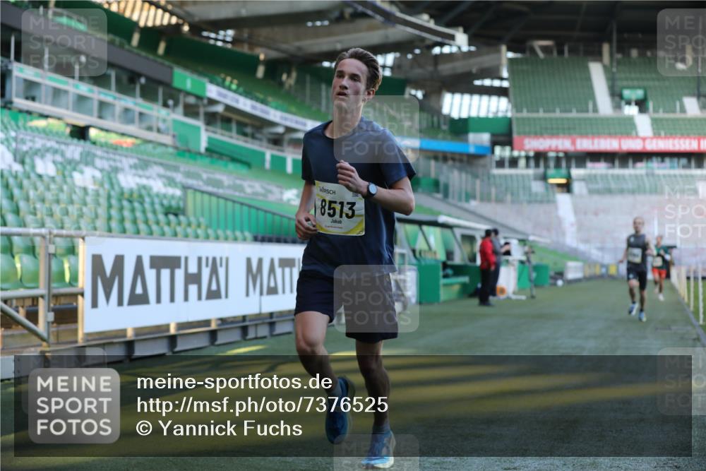 06.10.2024 - 19. swb-Marathon Bremen Yannick Fuchs http://msf.ph/oto/7376525 06.10.2024 10:18:07 Laufen im Stadion 8371, 8513, 8753, 8780, 8846, 9063 meine-sportfotos.de