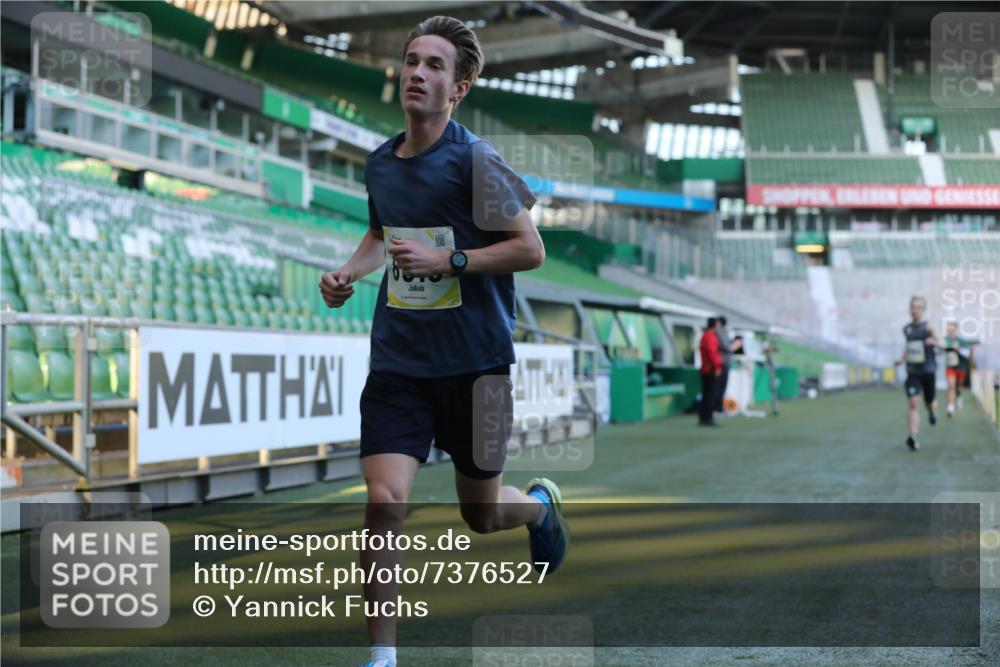 06.10.2024 - 19. swb-Marathon Bremen Yannick Fuchs http://msf.ph/oto/7376527 06.10.2024 10:18:07 Laufen im Stadion 8371, 8513, 8753, 8780, 8846, 9063 meine-sportfotos.de