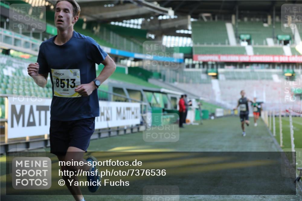 06.10.2024 - 19. swb-Marathon Bremen Yannick Fuchs http://msf.ph/oto/7376536 06.10.2024 10:18:07 Laufen im Stadion 8371, 8513, 8753, 8780, 8846, 9063 meine-sportfotos.de