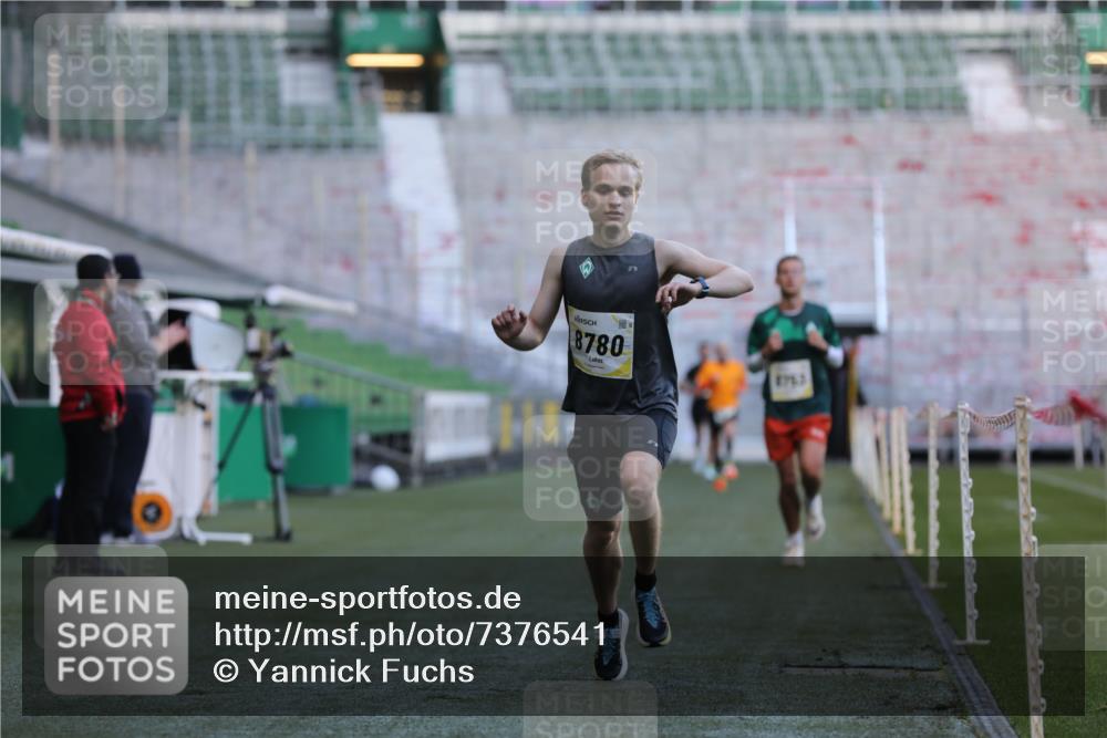 06.10.2024 - 19. swb-Marathon Bremen Yannick Fuchs http://msf.ph/oto/7376541 06.10.2024 10:18:08 Laufen im Stadion 8371, 8513, 8753, 8780, 8846, 9063 meine-sportfotos.de