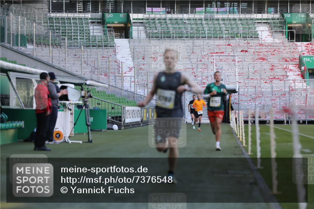 06.10.2024 - 19. swb-Marathon Bremen Yannick Fuchs http://msf.ph/oto/7376548 06.10.2024 10:18:09 Laufen im Stadion 8371, 8513, 8753, 8780, 8846, 9063 meine-sportfotos.de