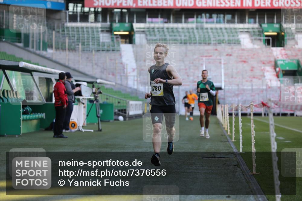 06.10.2024 - 19. swb-Marathon Bremen Yannick Fuchs http://msf.ph/oto/7376556 06.10.2024 10:18:09 Laufen im Stadion 8371, 8513, 8753, 8780, 8846, 9063 meine-sportfotos.de