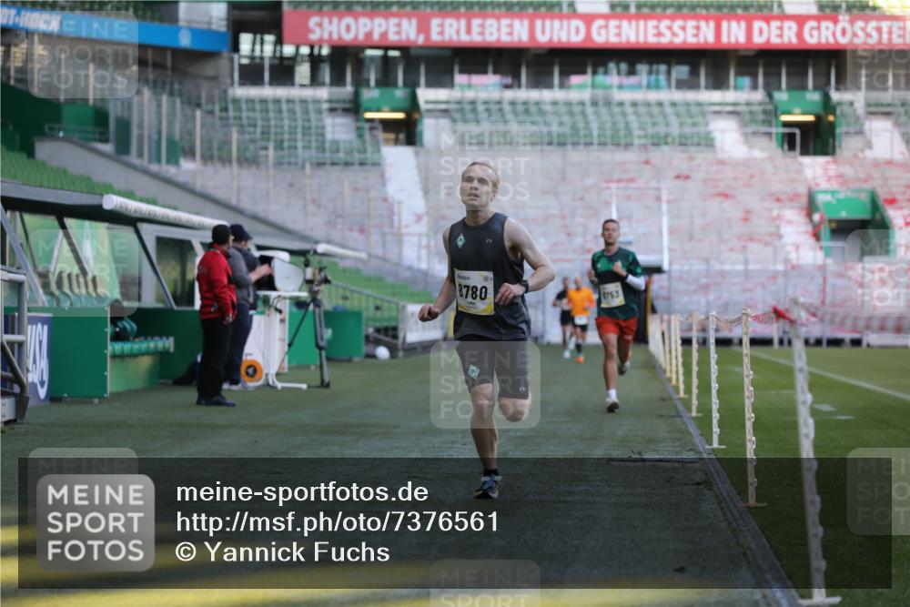 06.10.2024 - 19. swb-Marathon Bremen Yannick Fuchs http://msf.ph/oto/7376561 06.10.2024 10:18:09 Laufen im Stadion 8371, 8513, 8753, 8780, 8846, 9063 meine-sportfotos.de