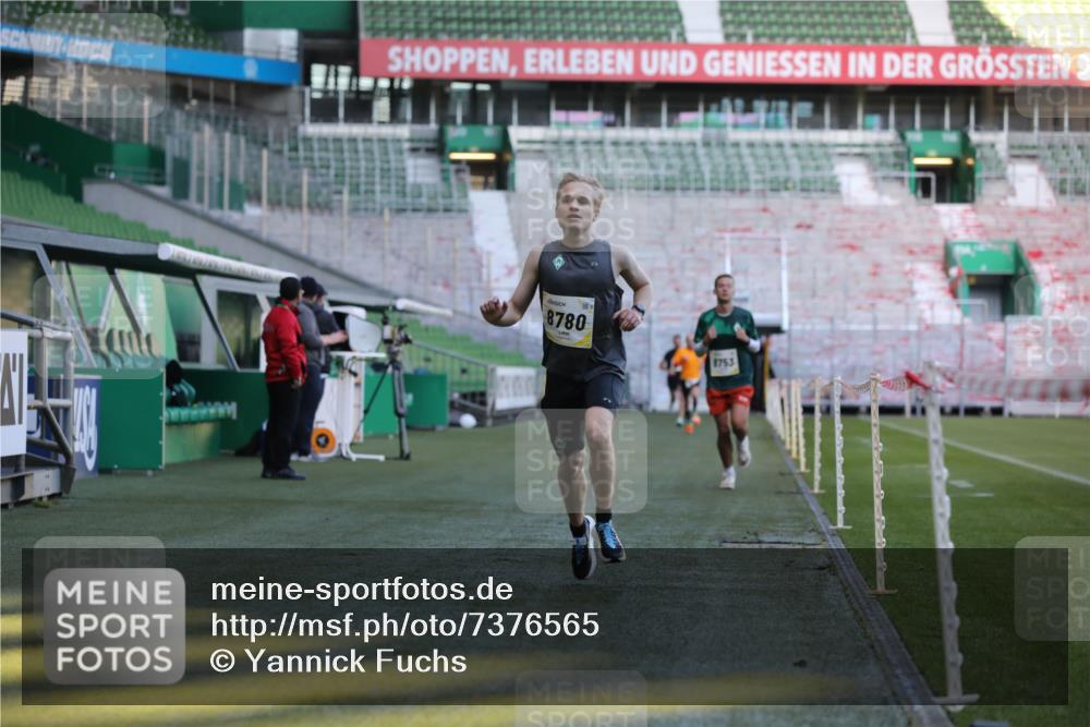 06.10.2024 - 19. swb-Marathon Bremen Yannick Fuchs http://msf.ph/oto/7376565 06.10.2024 10:18:09 Laufen im Stadion 8371, 8513, 8753, 8780, 8846, 9063 meine-sportfotos.de