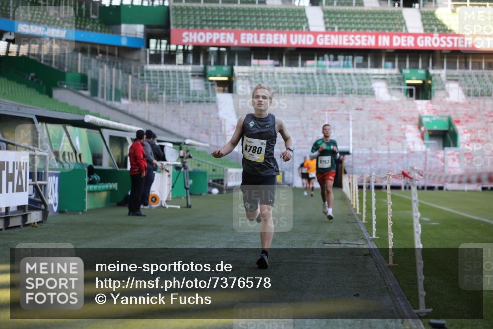 06.10.2024 - 19. swb-Marathon Bremen Yannick Fuchs http://msf.ph/oto/7376578 06.10.2024 10:18:09 Laufen im Stadion 8371, 8513, 8753, 8780, 8846, 9063 meine-sportfotos.de