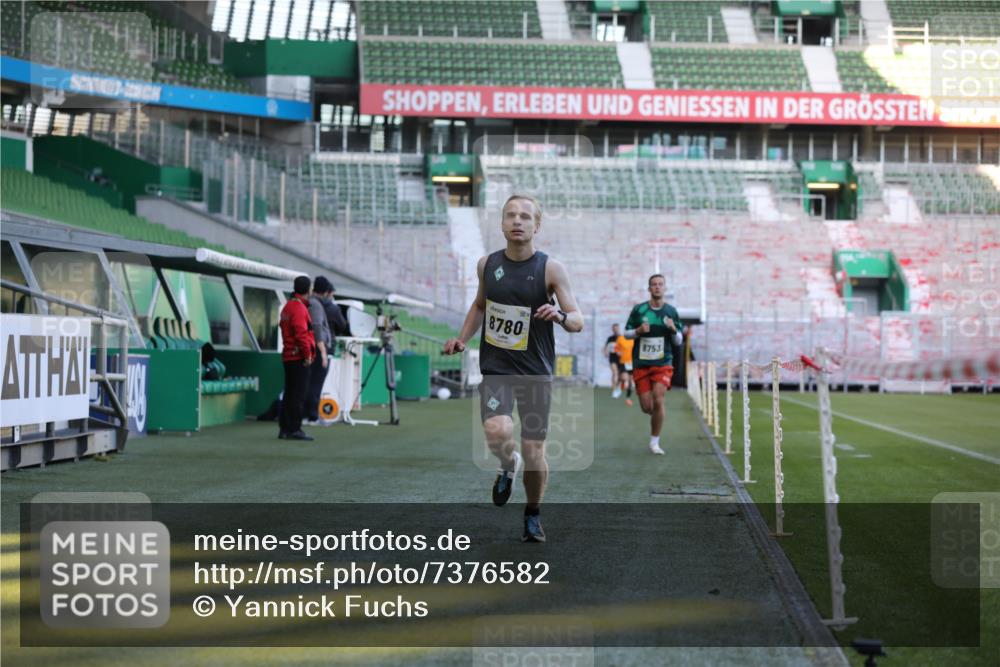 06.10.2024 - 19. swb-Marathon Bremen Yannick Fuchs http://msf.ph/oto/7376582 06.10.2024 10:18:09 Laufen im Stadion 8371, 8513, 8753, 8780, 8846, 9063 meine-sportfotos.de