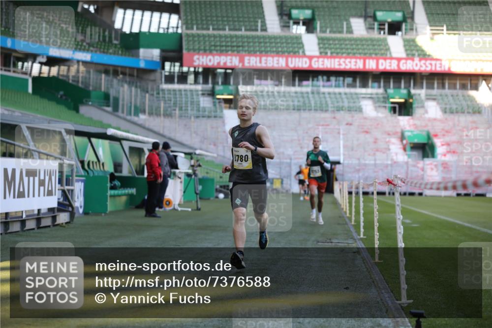 06.10.2024 - 19. swb-Marathon Bremen Yannick Fuchs http://msf.ph/oto/7376588 06.10.2024 10:18:09 Laufen im Stadion 8371, 8513, 8753, 8780, 8846, 9063 meine-sportfotos.de