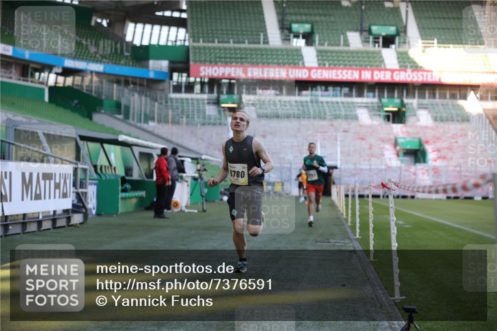 06.10.2024 - 19. swb-Marathon Bremen Yannick Fuchs http://msf.ph/oto/7376591 06.10.2024 10:18:10 Laufen im Stadion 8371, 8513, 8753, 8780, 8846, 9063 meine-sportfotos.de