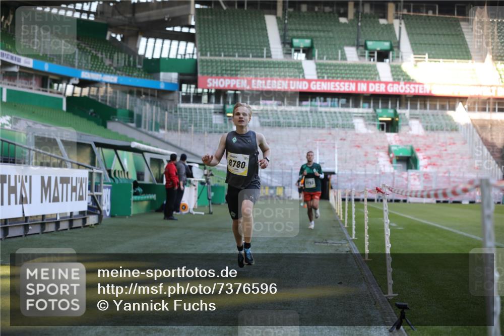 06.10.2024 - 19. swb-Marathon Bremen Yannick Fuchs http://msf.ph/oto/7376596 06.10.2024 10:18:10 Laufen im Stadion 8371, 8513, 8753, 8780, 8846, 9063 meine-sportfotos.de
