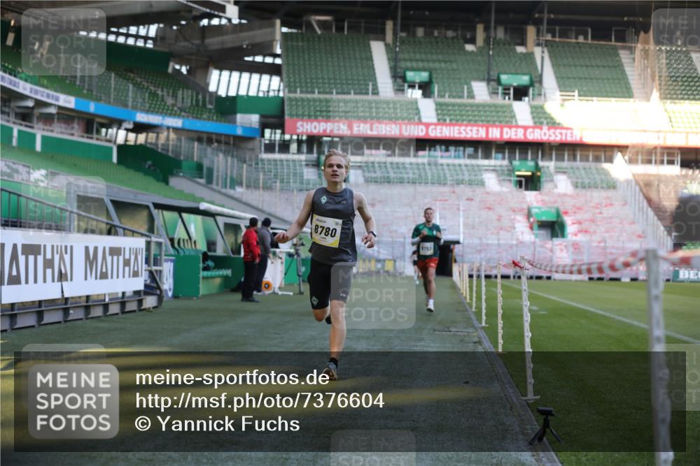 06.10.2024 - 19. swb-Marathon Bremen Yannick Fuchs http://msf.ph/oto/7376604 06.10.2024 10:18:10 Laufen im Stadion 8371, 8513, 8753, 8780, 8846, 9063 meine-sportfotos.de