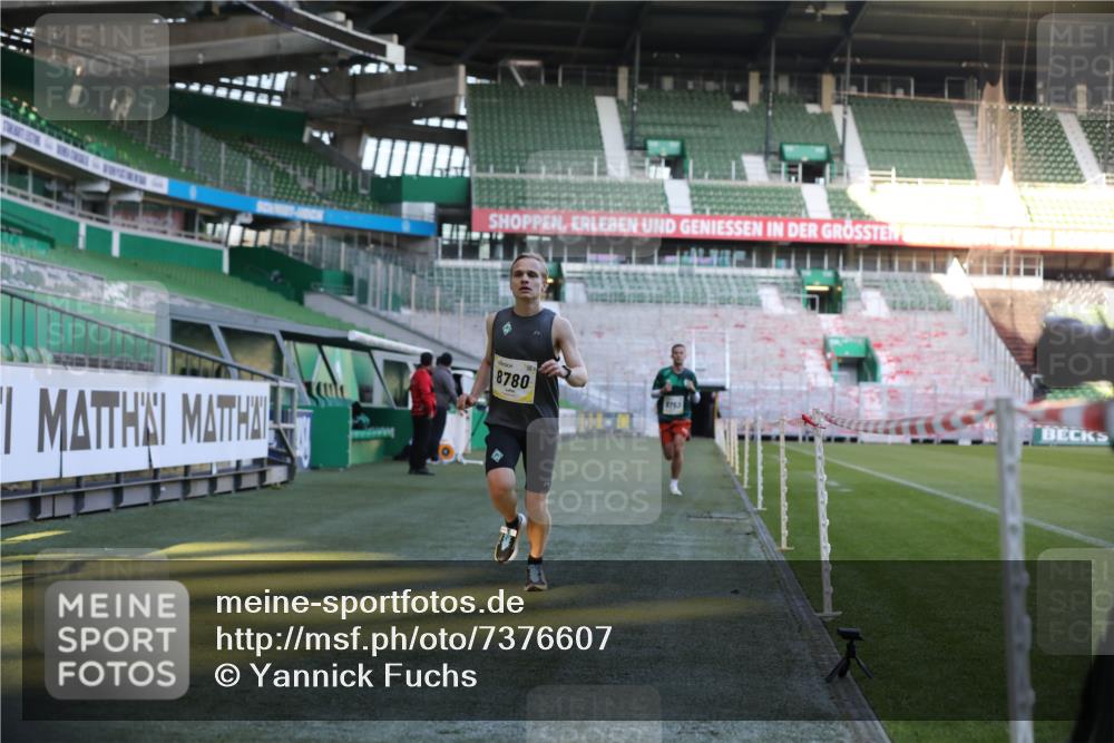 06.10.2024 - 19. swb-Marathon Bremen Yannick Fuchs http://msf.ph/oto/7376607 06.10.2024 10:18:10 Laufen im Stadion 8371, 8513, 8753, 8780, 8846, 9063 meine-sportfotos.de