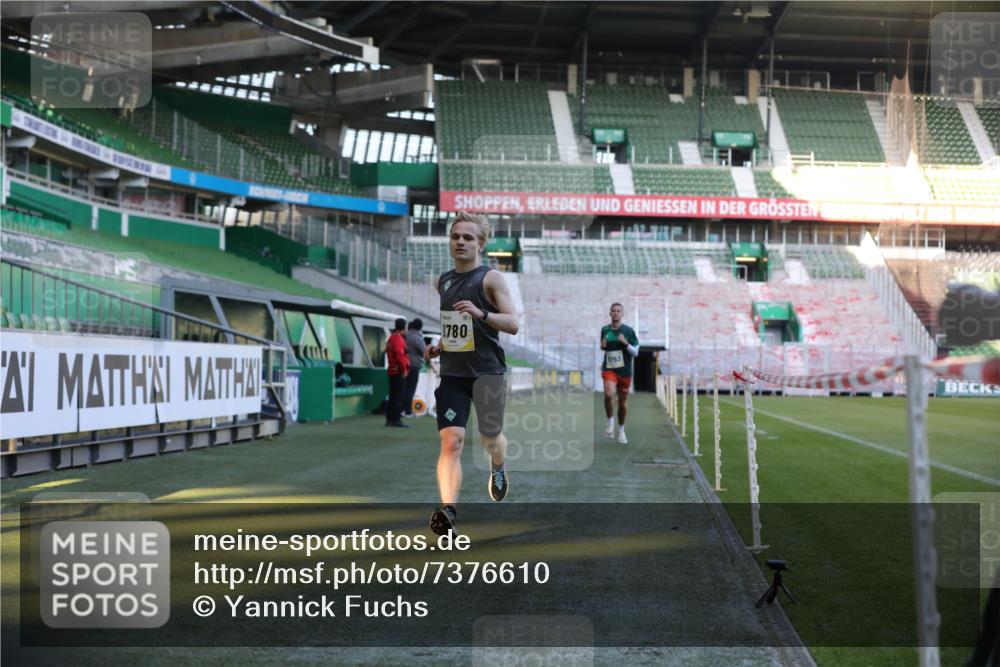 06.10.2024 - 19. swb-Marathon Bremen Yannick Fuchs http://msf.ph/oto/7376610 06.10.2024 10:18:10 Laufen im Stadion 8371, 8513, 8753, 8780, 8846, 9063 meine-sportfotos.de