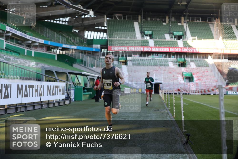 06.10.2024 - 19. swb-Marathon Bremen Yannick Fuchs http://msf.ph/oto/7376621 06.10.2024 10:18:10 Laufen im Stadion 8371, 8513, 8753, 8780, 8846, 9063 meine-sportfotos.de