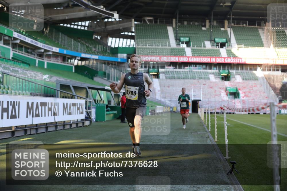 06.10.2024 - 19. swb-Marathon Bremen Yannick Fuchs http://msf.ph/oto/7376628 06.10.2024 10:18:10 Laufen im Stadion 8371, 8513, 8753, 8780, 8846, 9063 meine-sportfotos.de