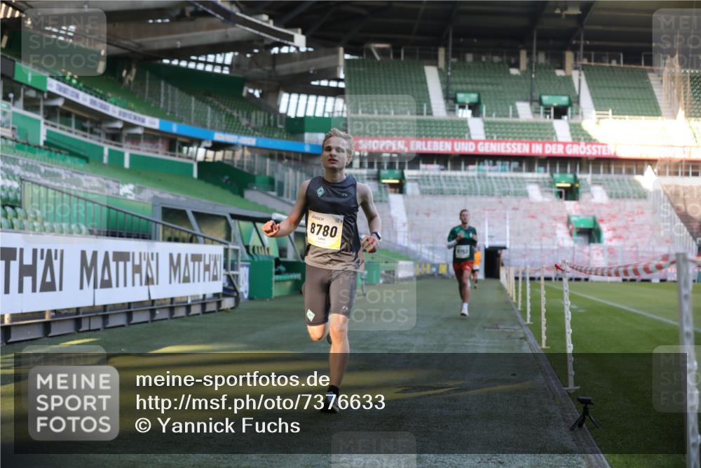 06.10.2024 - 19. swb-Marathon Bremen Yannick Fuchs http://msf.ph/oto/7376633 06.10.2024 10:18:11 Laufen im Stadion 8371, 8513, 8753, 8780, 8846, 9063 meine-sportfotos.de