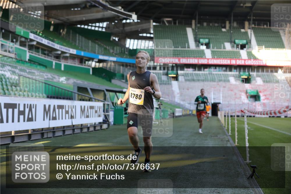 06.10.2024 - 19. swb-Marathon Bremen Yannick Fuchs http://msf.ph/oto/7376637 06.10.2024 10:18:11 Laufen im Stadion 8371, 8513, 8753, 8780, 8846, 9063 meine-sportfotos.de