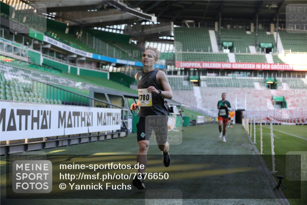 06.10.2024 - 19. swb-Marathon Bremen Yannick Fuchs http://msf.ph/oto/7376650 06.10.2024 10:18:11 Laufen im Stadion 8371, 8513, 8753, 8780, 8846, 9063 meine-sportfotos.de