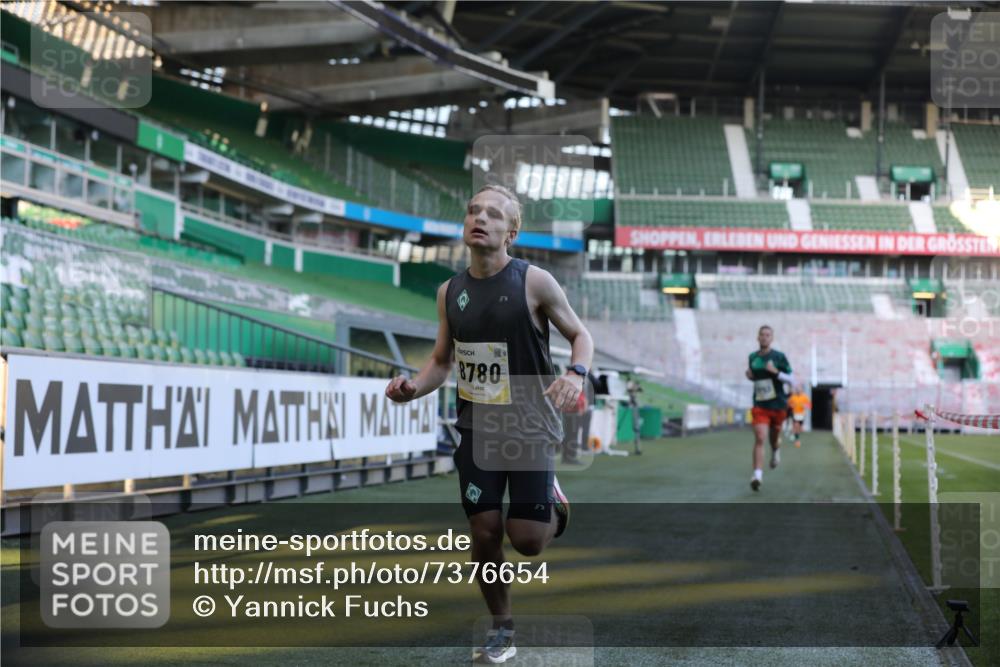 06.10.2024 - 19. swb-Marathon Bremen Yannick Fuchs http://msf.ph/oto/7376654 06.10.2024 10:18:11 Laufen im Stadion 8371, 8513, 8753, 8780, 8846, 9063 meine-sportfotos.de