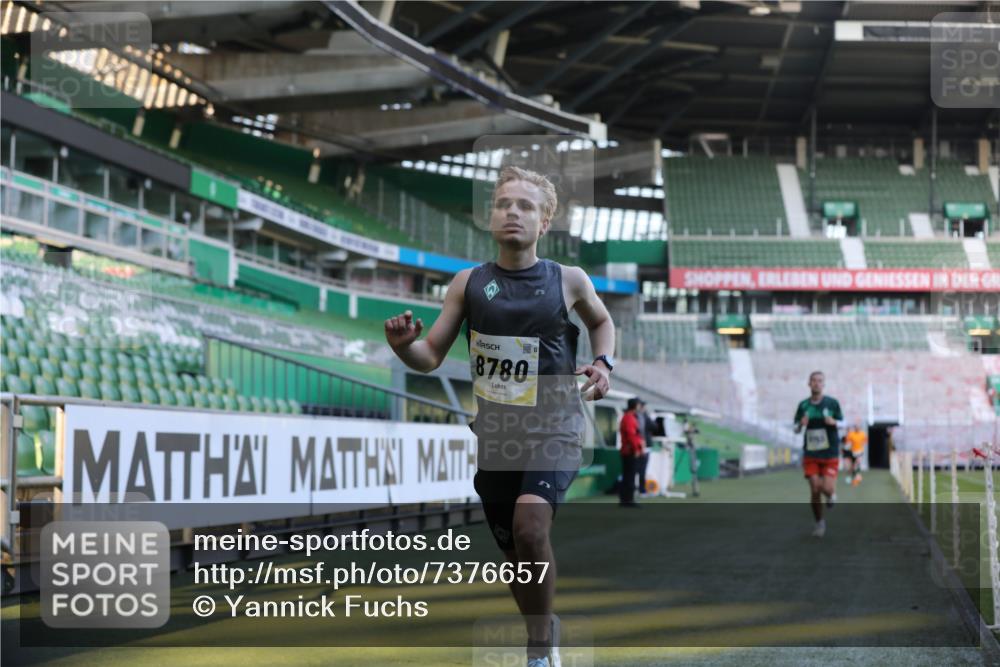 06.10.2024 - 19. swb-Marathon Bremen Yannick Fuchs http://msf.ph/oto/7376657 06.10.2024 10:18:11 Laufen im Stadion 8371, 8513, 8753, 8780, 8846, 9063 meine-sportfotos.de