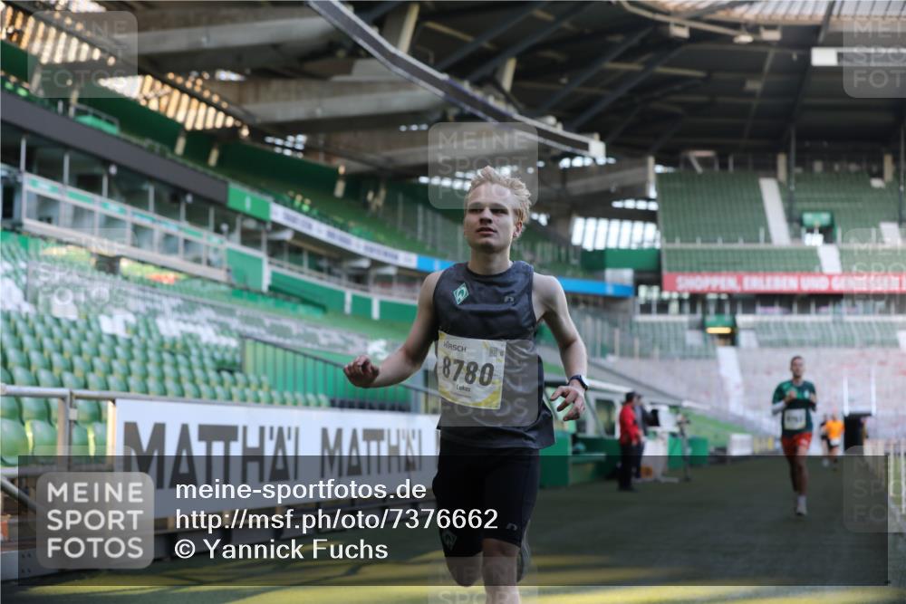 06.10.2024 - 19. swb-Marathon Bremen Yannick Fuchs http://msf.ph/oto/7376662 06.10.2024 10:18:11 Laufen im Stadion 8371, 8513, 8753, 8780, 8846, 9063 meine-sportfotos.de
